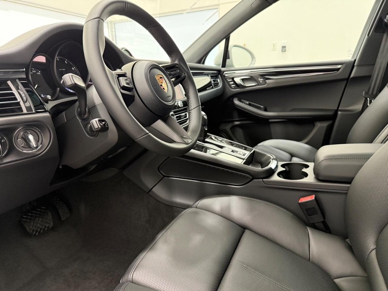 Porsche Macan Vehicle Full-screen Gallery Image 4
