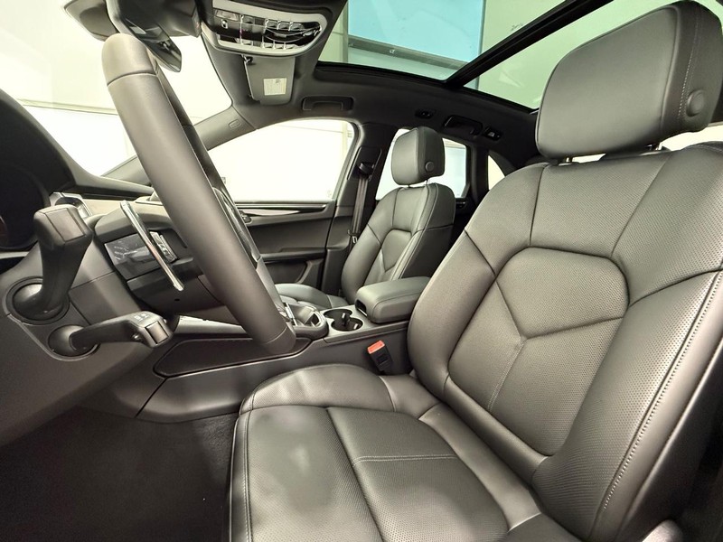 Porsche Macan Vehicle Full-screen Gallery Image 5