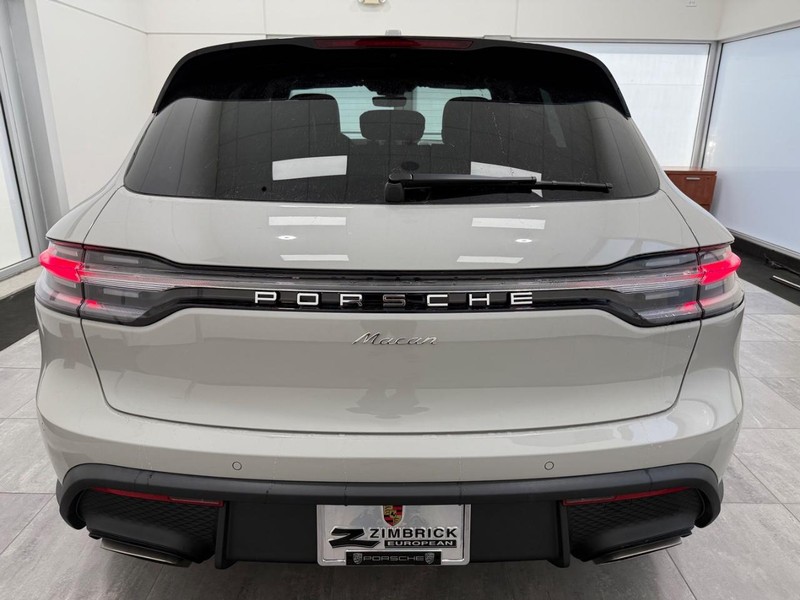 Porsche Macan Vehicle Full-screen Gallery Image 6