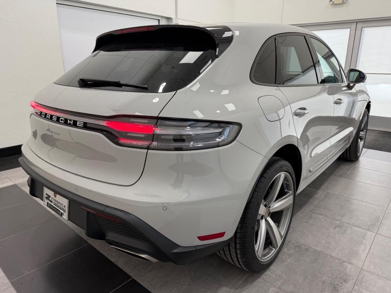 Porsche Macan Vehicle Full-screen Gallery Image 7