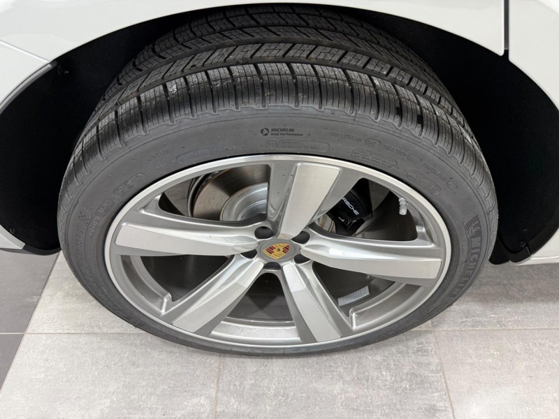 Porsche Macan Vehicle Full-screen Gallery Image 8