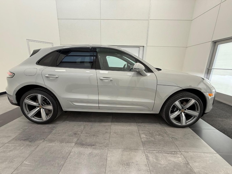 Porsche Macan Vehicle Full-screen Gallery Image 9