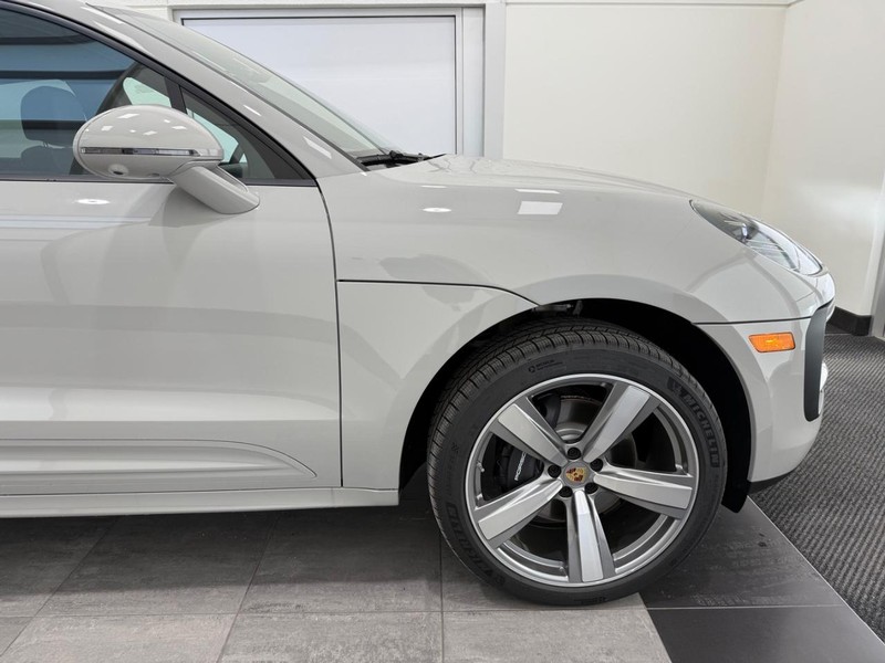 Porsche Macan Vehicle Full-screen Gallery Image 10