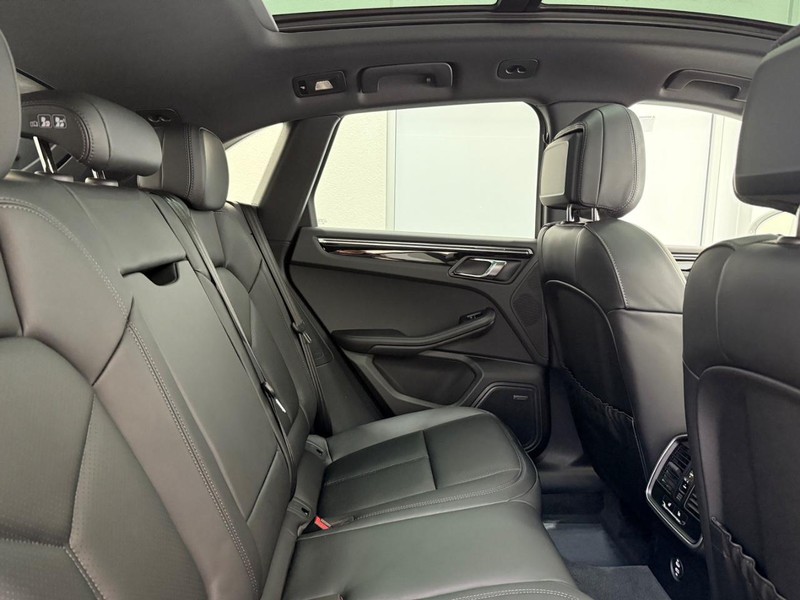 Porsche Macan Vehicle Full-screen Gallery Image 12