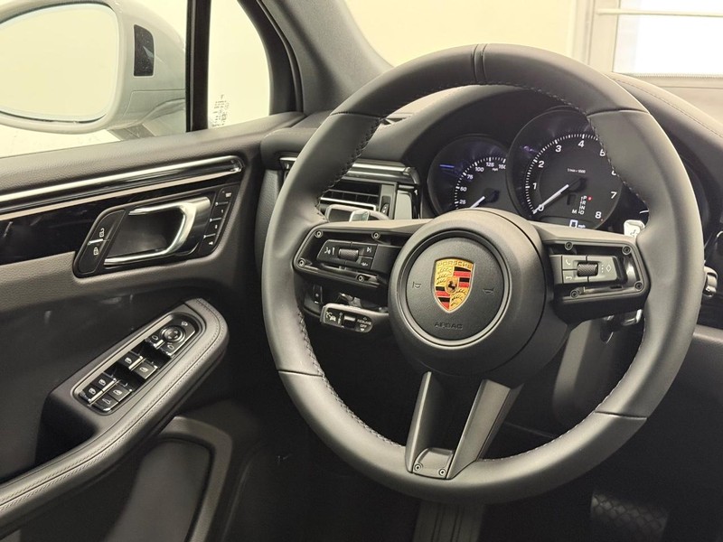 Porsche Macan Vehicle Full-screen Gallery Image 16