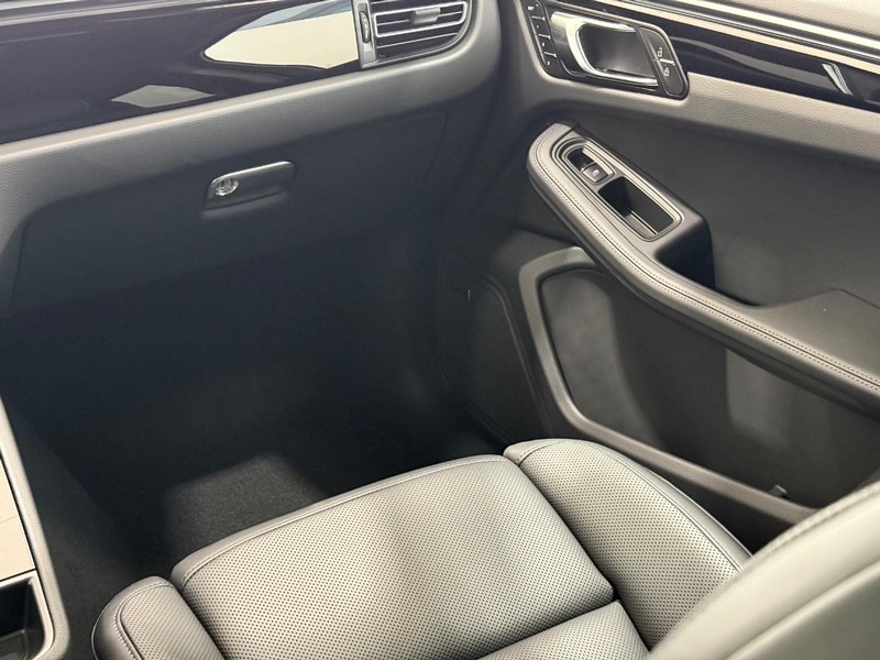 Porsche Macan Vehicle Full-screen Gallery Image 17