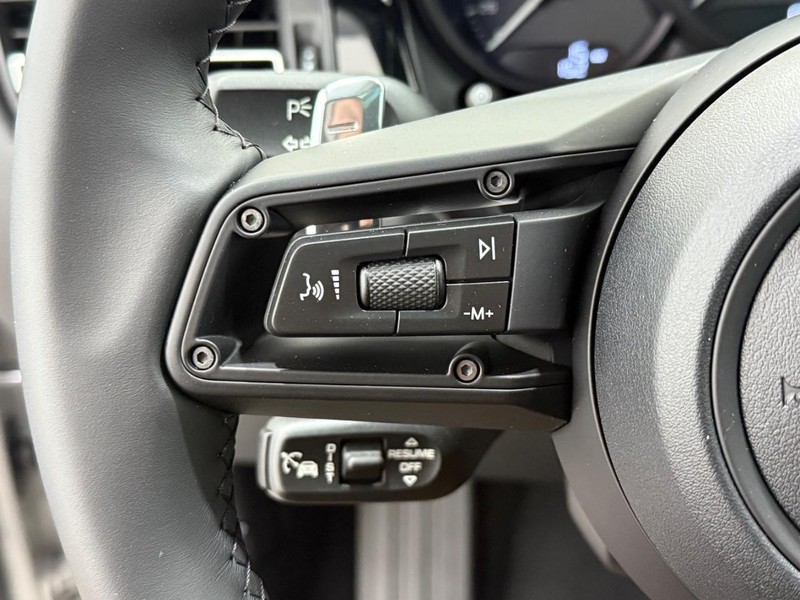 Porsche Macan Vehicle Full-screen Gallery Image 19