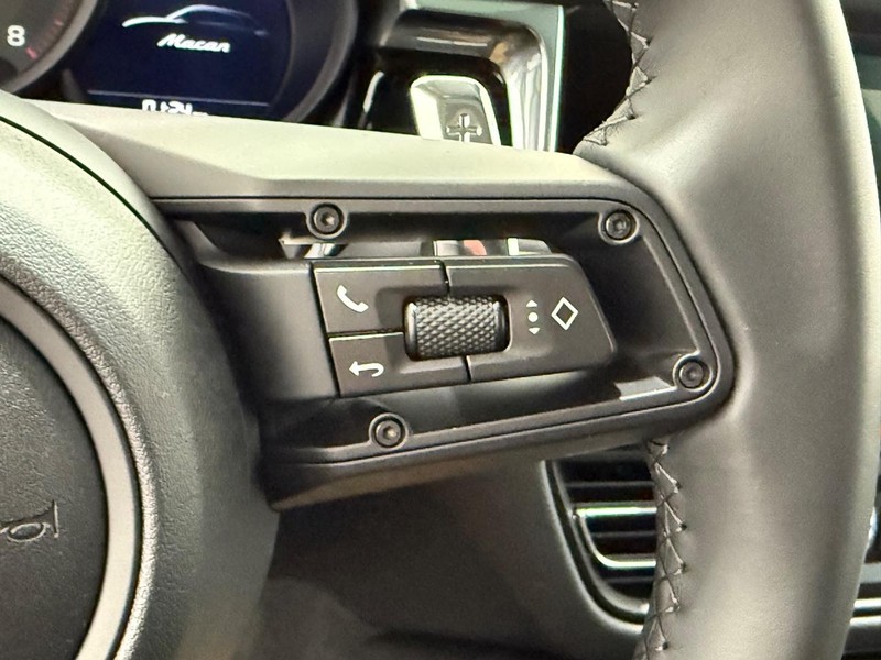 Porsche Macan Vehicle Full-screen Gallery Image 20