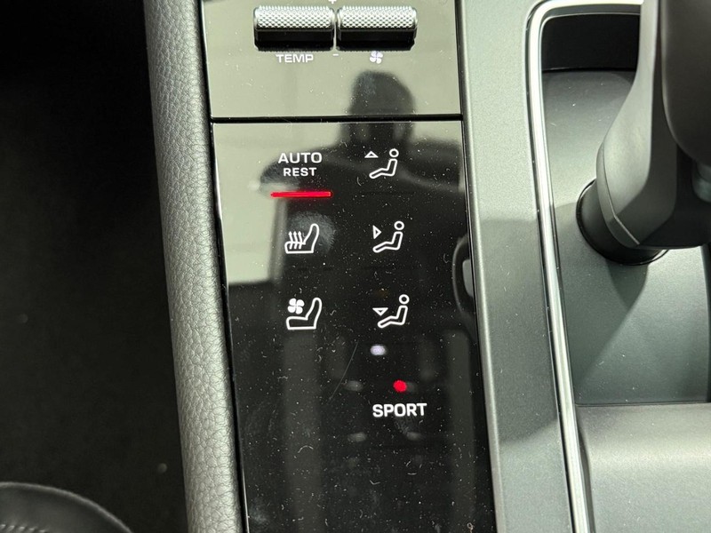 Porsche Macan Vehicle Full-screen Gallery Image 22