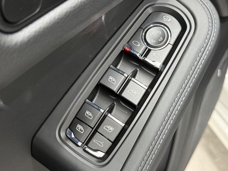 Porsche Macan Vehicle Full-screen Gallery Image 23