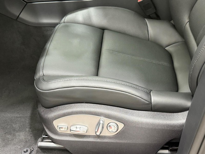 Porsche Macan Vehicle Full-screen Gallery Image 24