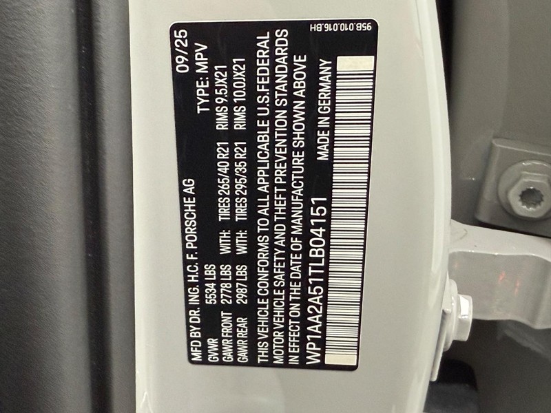 Porsche Macan Vehicle Full-screen Gallery Image 25