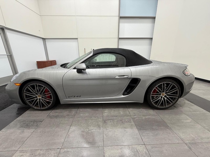 Porsche 718 Boxster Vehicle Full-screen Gallery Image 2