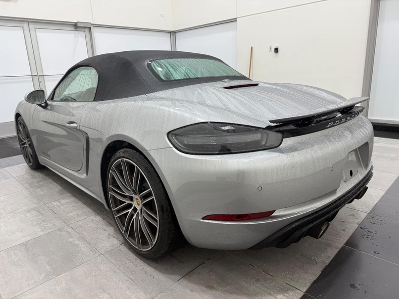 Porsche 718 Boxster Vehicle Full-screen Gallery Image 3