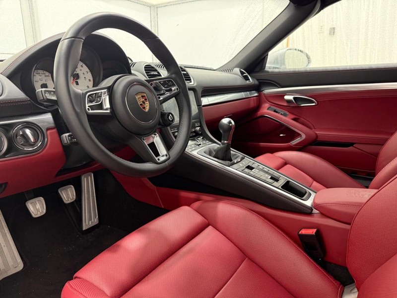 Porsche 718 Boxster Vehicle Full-screen Gallery Image 4