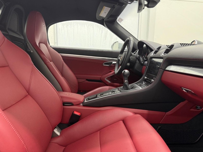 Porsche 718 Boxster Vehicle Full-screen Gallery Image 12