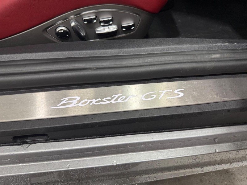 Porsche 718 Boxster Vehicle Full-screen Gallery Image 13