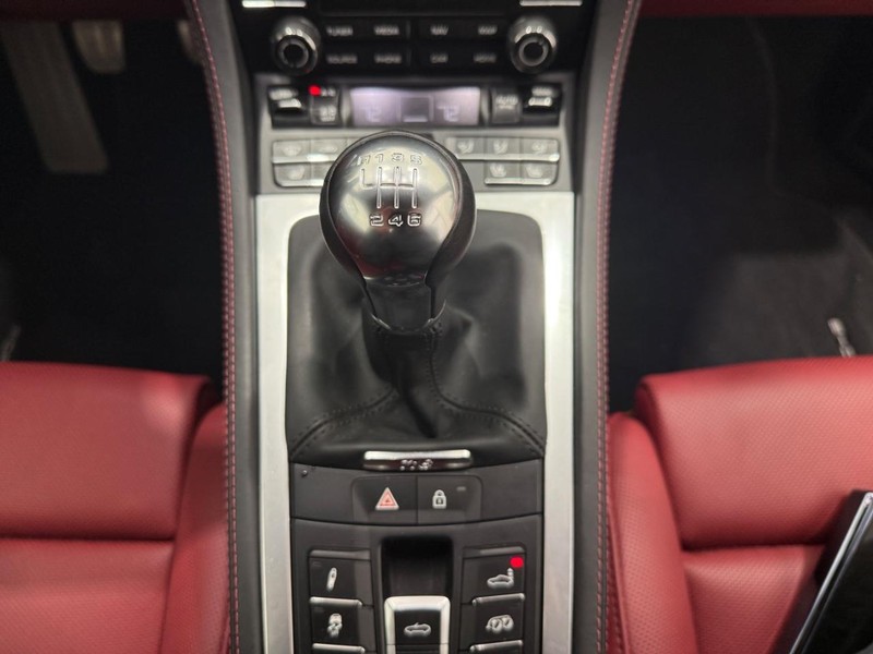 Porsche 718 Boxster Vehicle Full-screen Gallery Image 16