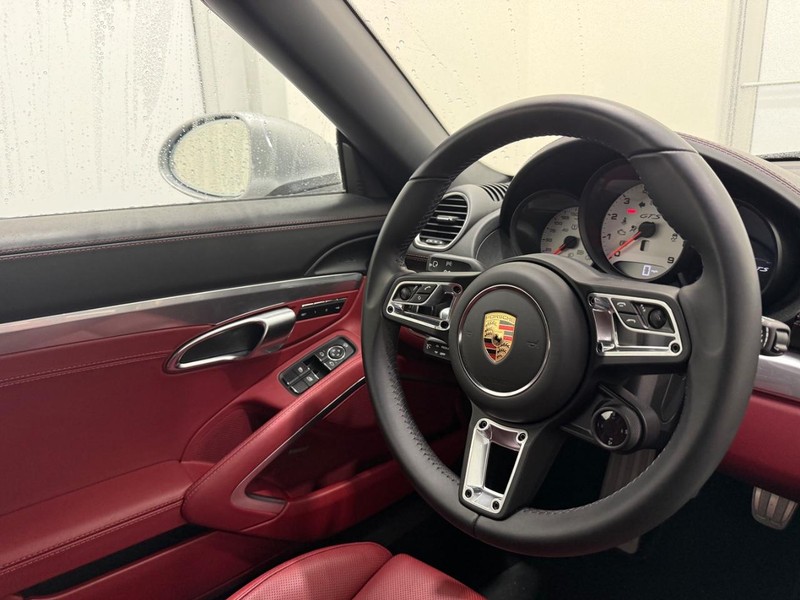 Porsche 718 Boxster Vehicle Full-screen Gallery Image 17