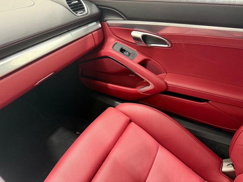 Porsche 718 Boxster Vehicle Full-screen Gallery Image 18