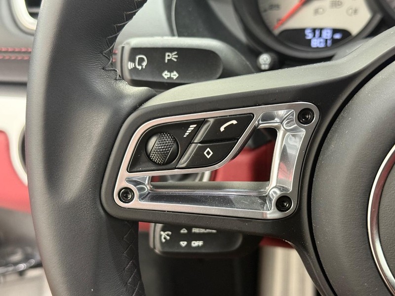 Porsche 718 Boxster Vehicle Full-screen Gallery Image 19