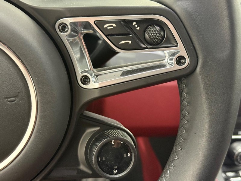 Porsche 718 Boxster Vehicle Full-screen Gallery Image 20