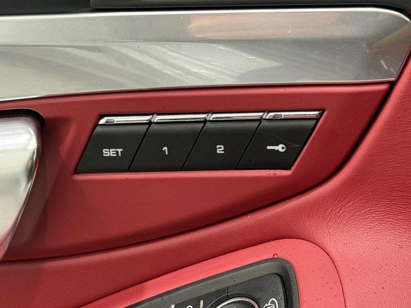 Porsche 718 Boxster Vehicle Full-screen Gallery Image 22