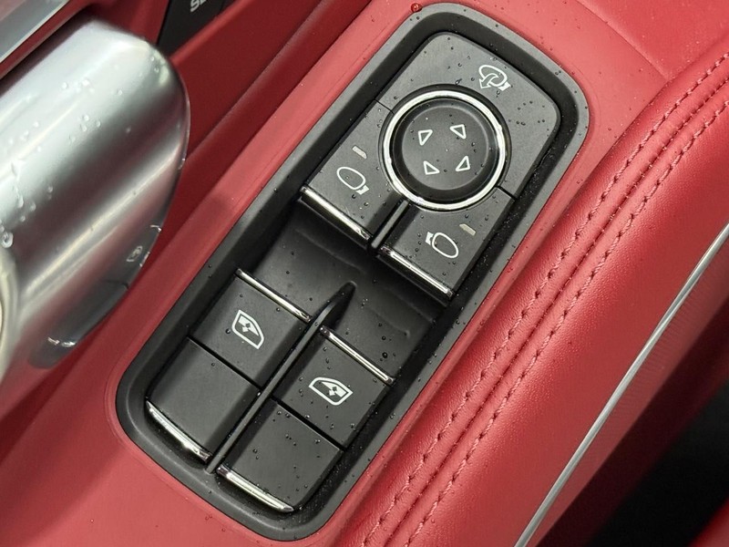 Porsche 718 Boxster Vehicle Full-screen Gallery Image 23