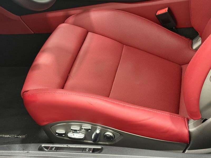 Porsche 718 Boxster Vehicle Full-screen Gallery Image 24