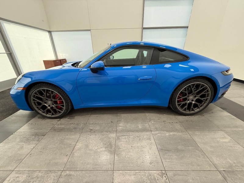 Porsche 911 Vehicle Full-screen Gallery Image 2