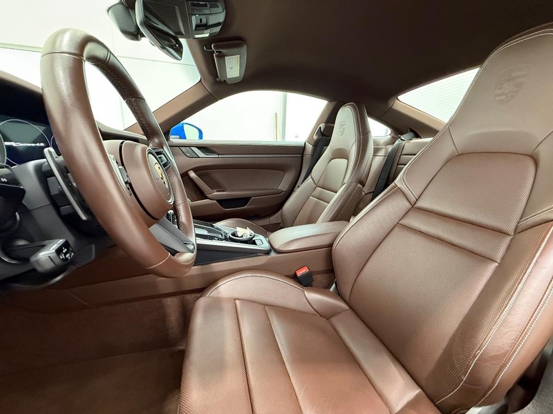 Porsche 911 Vehicle Full-screen Gallery Image 5