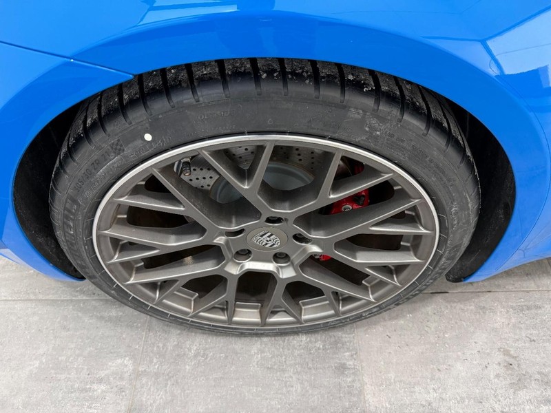 Porsche 911 Vehicle Full-screen Gallery Image 8