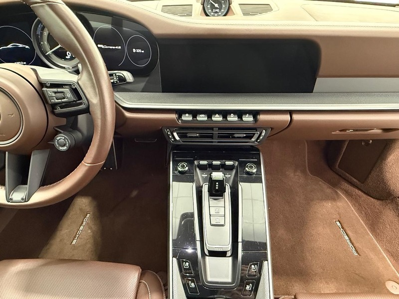 Porsche 911 Vehicle Full-screen Gallery Image 14