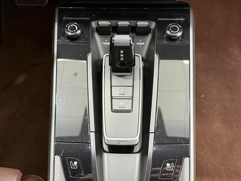 Porsche 911 Vehicle Full-screen Gallery Image 16