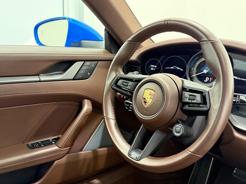 Porsche 911 Vehicle Full-screen Gallery Image 17