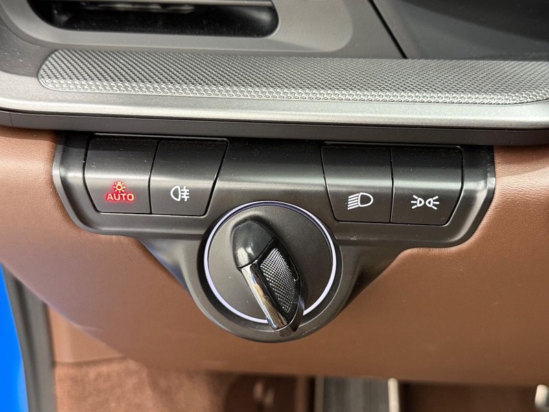 Porsche 911 Vehicle Full-screen Gallery Image 19