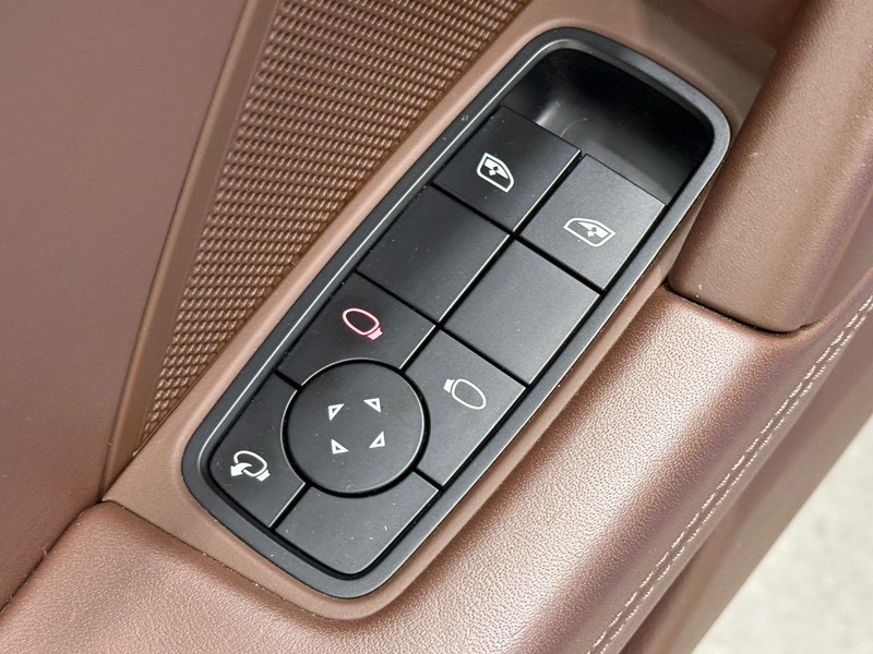 Porsche 911 Vehicle Full-screen Gallery Image 25