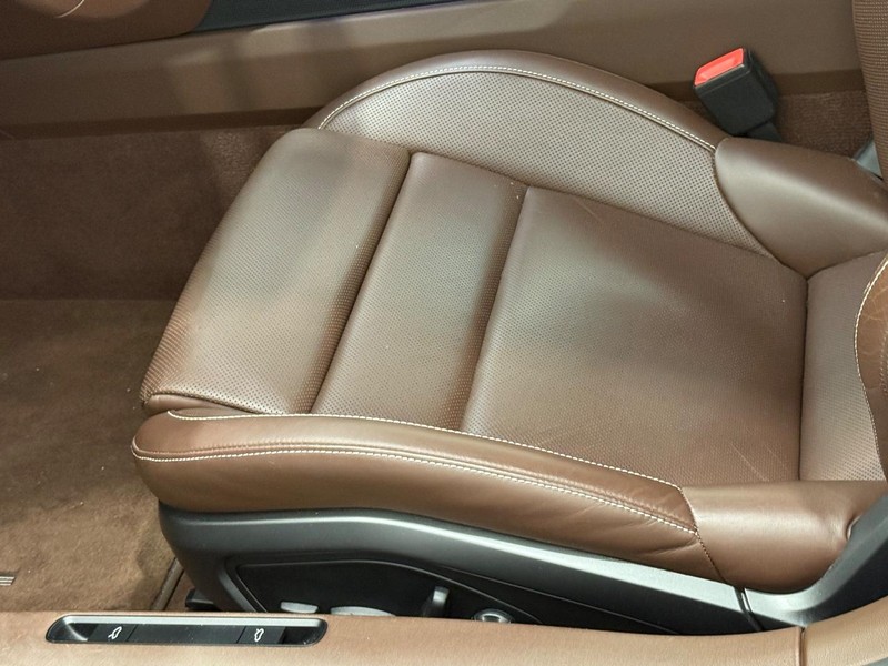 Porsche 911 Vehicle Full-screen Gallery Image 26