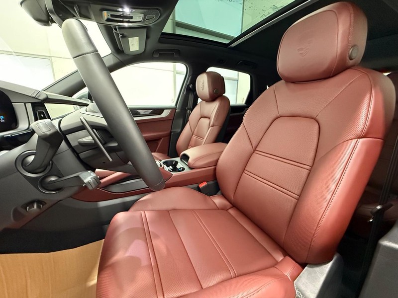 Porsche Cayenne Vehicle Full-screen Gallery Image 5