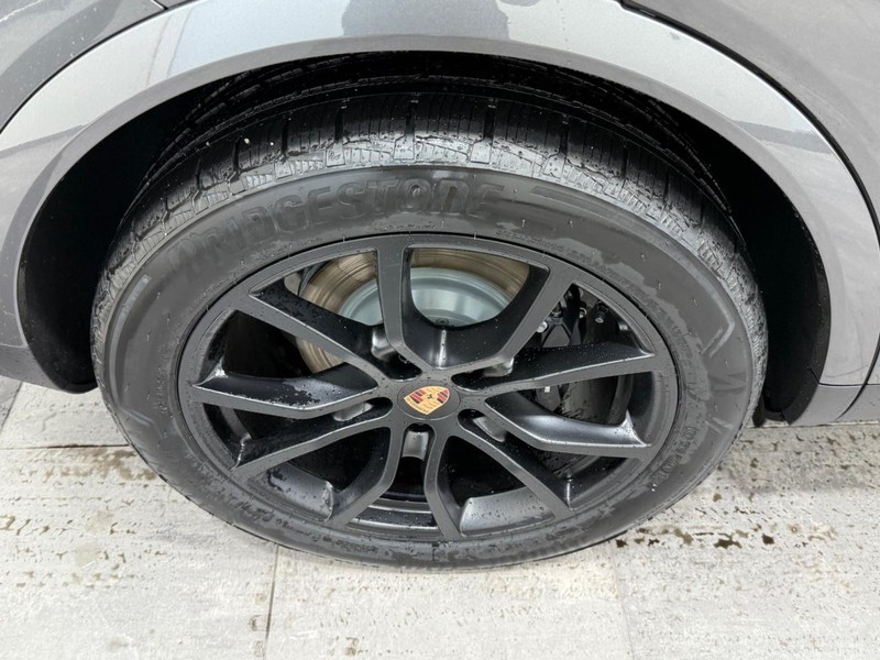 Porsche Cayenne Vehicle Full-screen Gallery Image 8