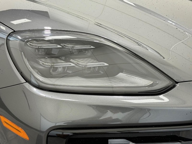 Porsche Cayenne Vehicle Full-screen Gallery Image 11