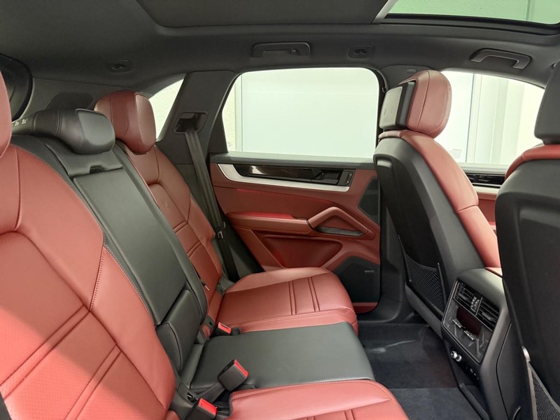 Porsche Cayenne Vehicle Full-screen Gallery Image 12