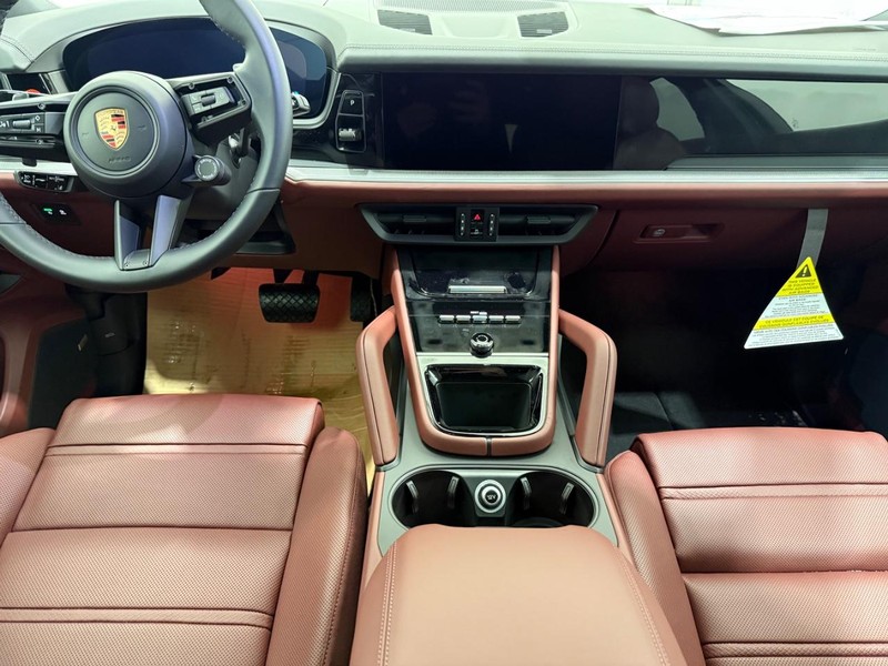 Porsche Cayenne Vehicle Full-screen Gallery Image 13