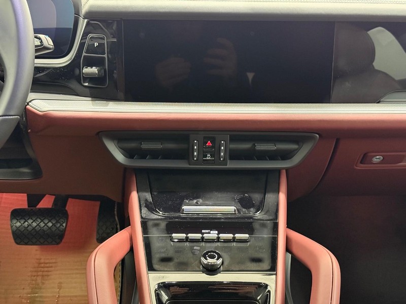 Porsche Cayenne Vehicle Full-screen Gallery Image 14