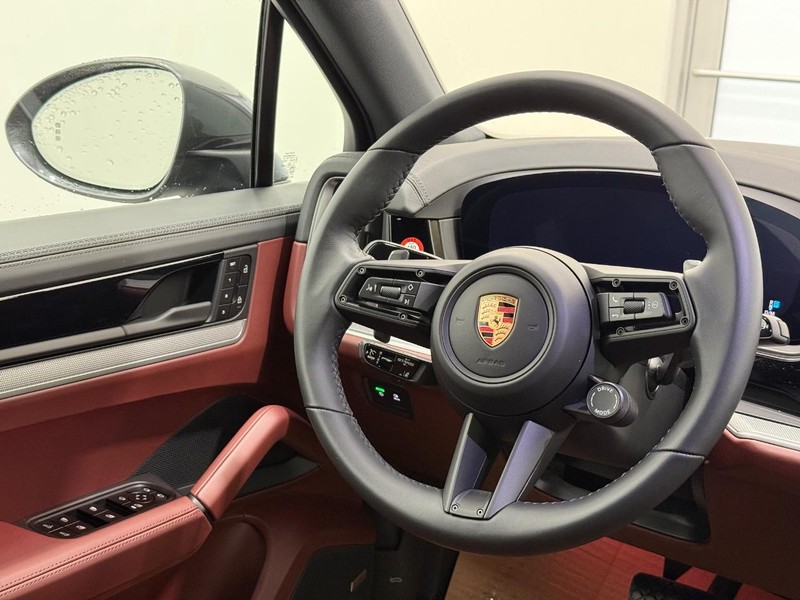 Porsche Cayenne Vehicle Full-screen Gallery Image 15