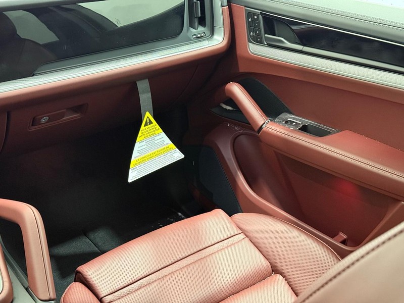 Porsche Cayenne Vehicle Full-screen Gallery Image 16