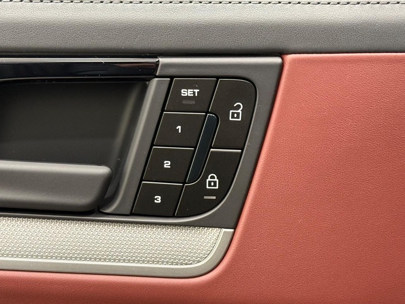 Porsche Cayenne Vehicle Full-screen Gallery Image 17