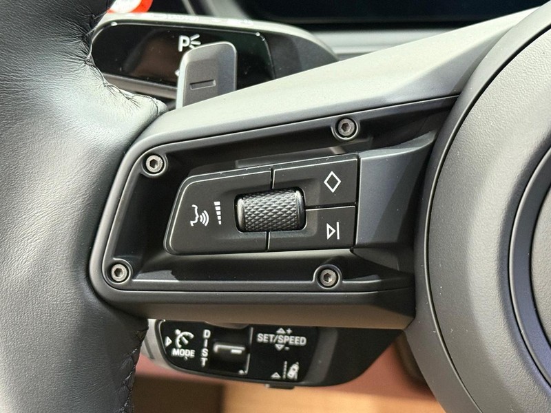 Porsche Cayenne Vehicle Full-screen Gallery Image 18