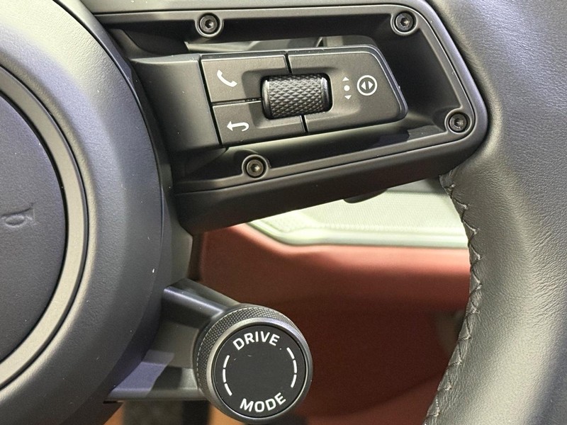 Porsche Cayenne Vehicle Full-screen Gallery Image 19