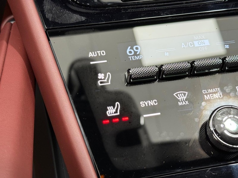 Porsche Cayenne Vehicle Full-screen Gallery Image 22